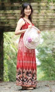 Elin姐长裙低胸都能看到胸罩了