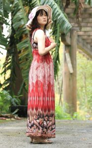 Elin姐长裙低胸都能看到胸罩了