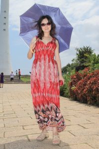 Elin姐长裙低胸都能看到胸罩了