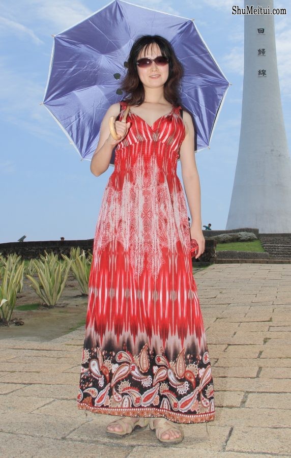 Elin姐长裙低胸都能看到胸罩了[第6张/共18张]