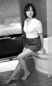 Elin姐超短裙美丽玉腿好一个迷人熟女