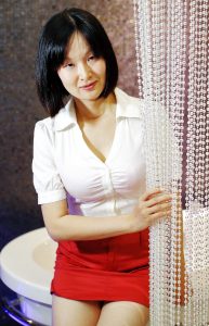 Elin姐超短裙美丽玉腿好一个迷人熟女