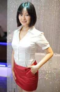 Elin姐超短裙美丽玉腿好一个迷人熟女