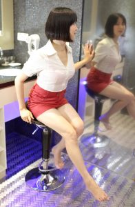 Elin姐超短裙美丽玉腿好一个迷人熟女