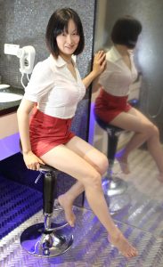 Elin姐超短裙美丽玉腿好一个迷人熟女