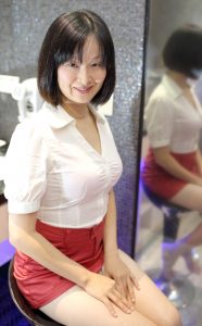 Elin姐超短裙美丽玉腿好一个迷人熟女