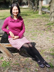 阳光灿烂的午后Elin姐厚黑丝袜公园拍摄