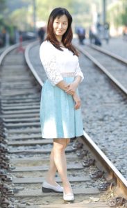 Elin姐的老公给她在野外拍照