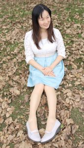 Elin姐的老公给她在野外拍照