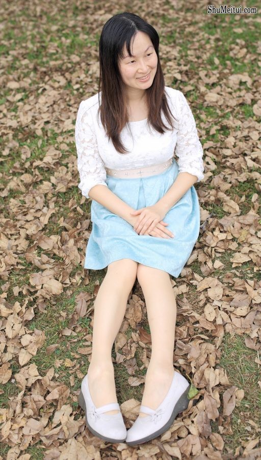 Elin姐的老公给她在野外拍照[第10张/共24张]