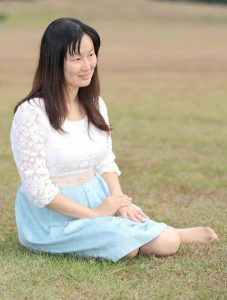 Elin姐的老公给她在野外拍照