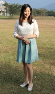 Elin姐的老公给她在野外拍照