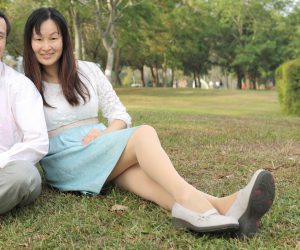 Elin姐的老公给她在野外拍照