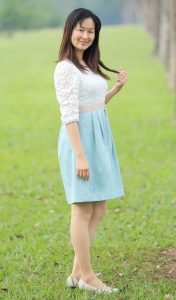 Elin姐的老公给她在野外拍照