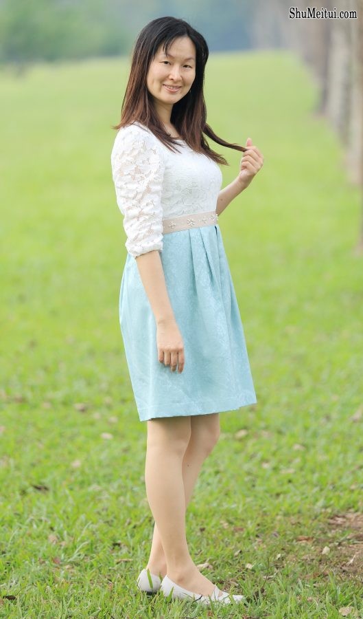 Elin姐的老公给她在野外拍照[第16张/共24张]