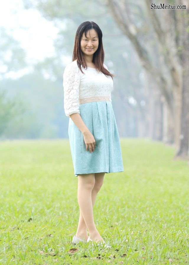 Elin姐的老公给她在野外拍照[第17张/共24张]