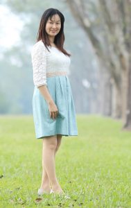 Elin姐的老公给她在野外拍照