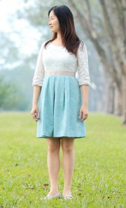 Elin姐的老公给她在野外拍照