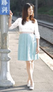 Elin姐的老公给她在野外拍照