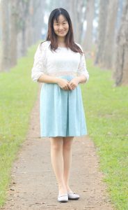 Elin姐的老公给她在野外拍照