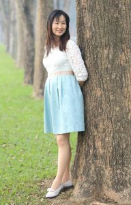 Elin姐的老公给她在野外拍照