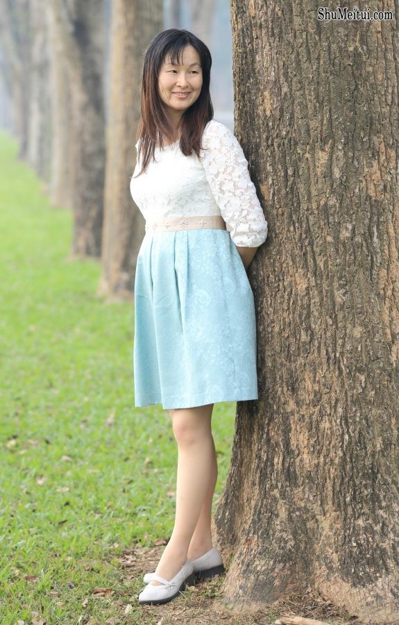 Elin姐的老公给她在野外拍照[第21张/共24张]