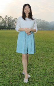 Elin姐的老公给她在野外拍照