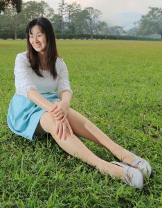 Elin姐的老公给她在野外拍照