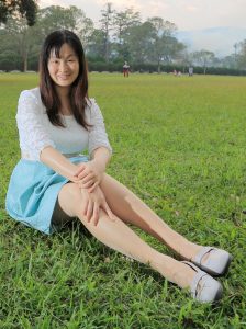 Elin姐的老公给她在野外拍照