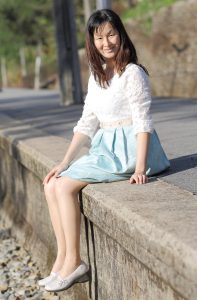 Elin姐的老公给她在野外拍照