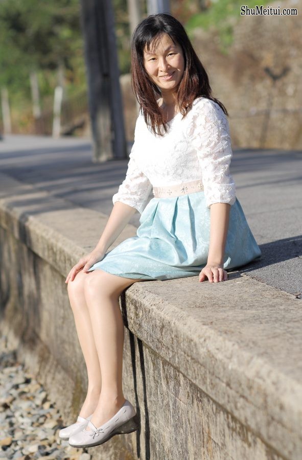 Elin姐的老公给她在野外拍照[第3张/共24张]