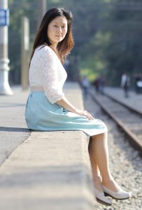 Elin姐的老公给她在野外拍照