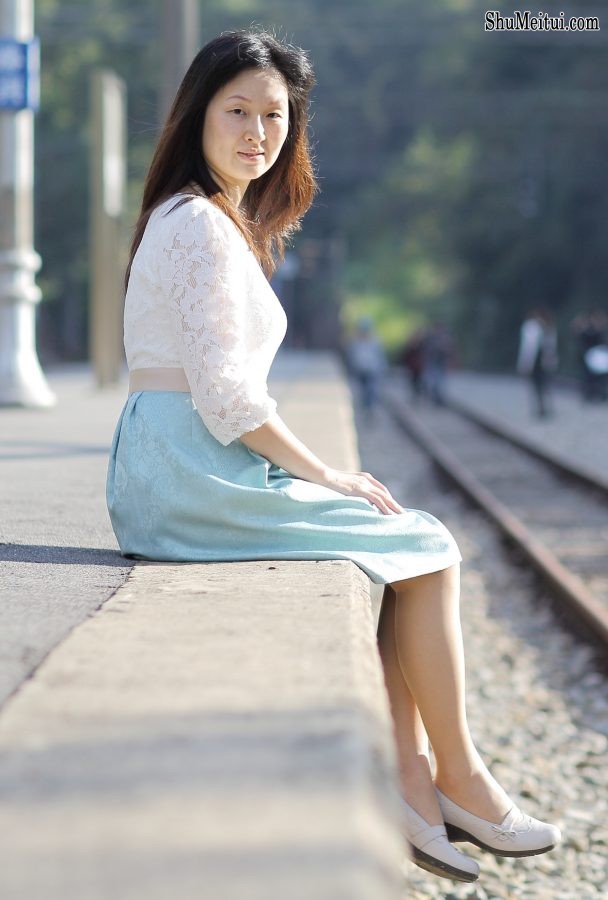 Elin姐的老公给她在野外拍照[第4张/共24张]