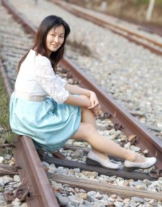 Elin姐的老公给她在野外拍照