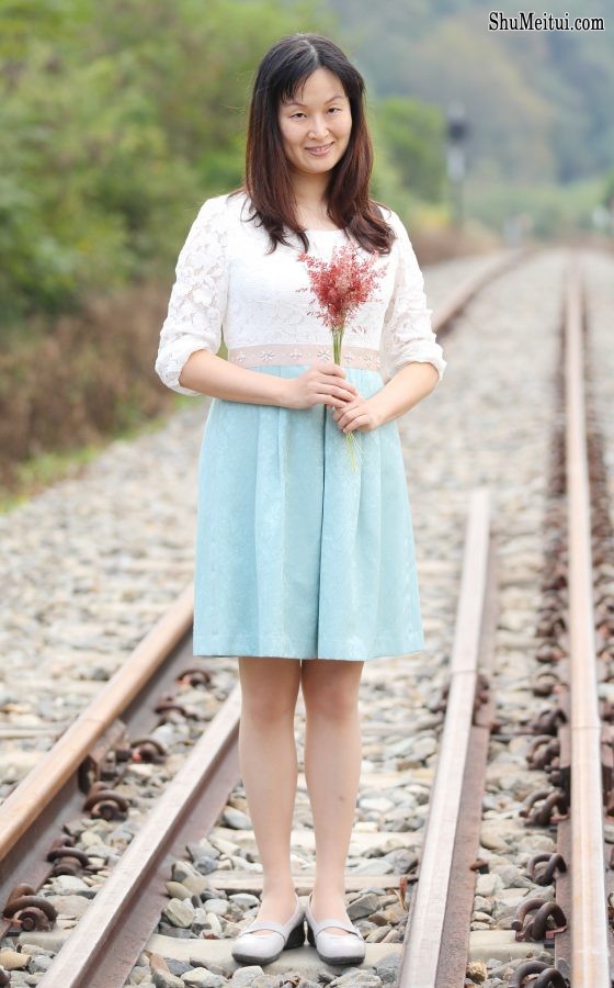 Elin姐的老公给她在野外拍照[第7张/共24张]