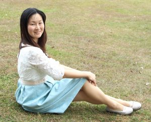 Elin姐的老公给她在野外拍照