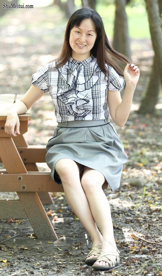 Elin姐树林中玉腿拍摄[第2张/共5张]