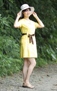 熟女Elin姐短裙拍摄摆pose