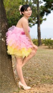 静嫂粉裙肉丝高跟扮嫩