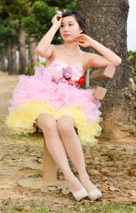 静嫂粉裙肉丝高跟扮嫩