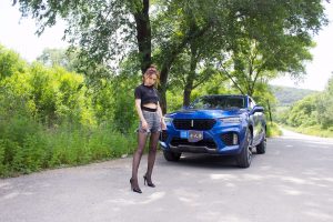 长腿黑丝高跟媳妇给VV7当车模