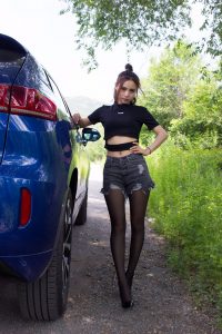 长腿黑丝高跟媳妇给VV7当车模