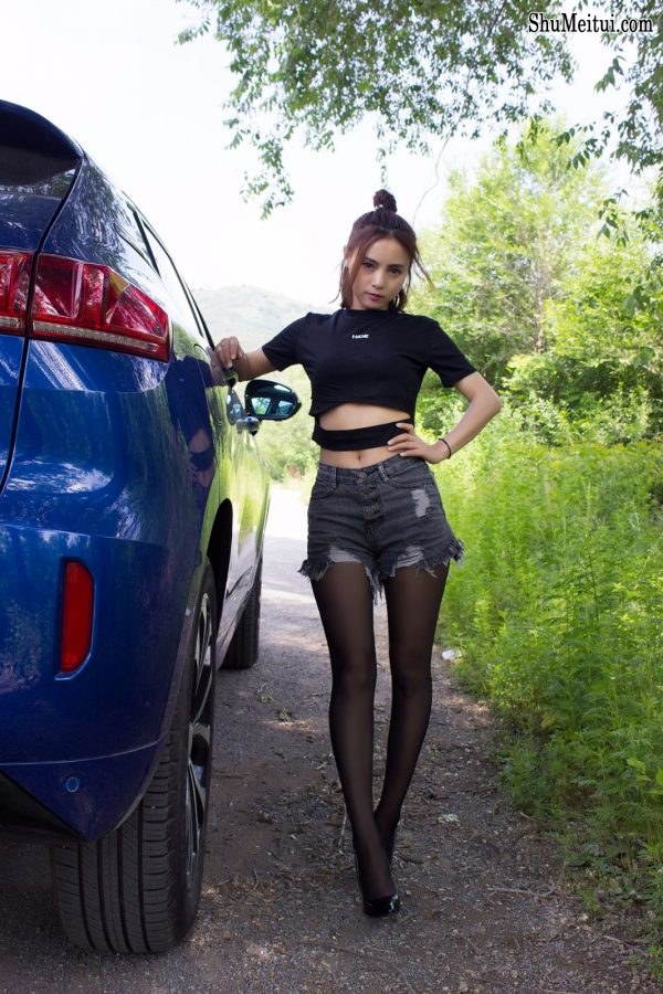 长腿黑丝高跟媳妇给VV7当车模[第12张/共19张]