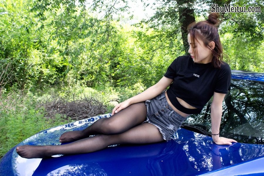 长腿黑丝高跟媳妇给VV7当车模[第13张/共19张]