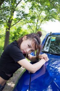 长腿黑丝高跟媳妇给VV7当车模