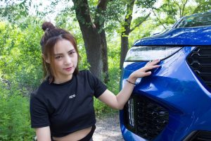 长腿黑丝高跟媳妇给VV7当车模