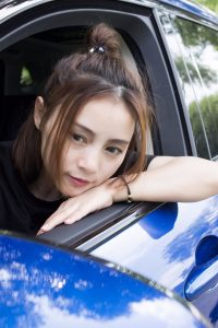 长腿黑丝高跟媳妇给VV7当车模