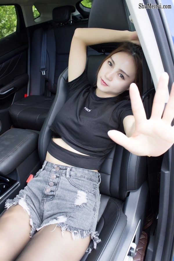 长腿黑丝高跟媳妇给VV7当车模[第8张/共19张]