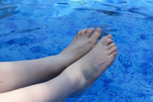 暗恋的美妇在外边玩时专门拍了脚丫子