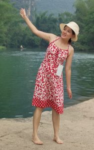 me小妞光着脚丫在景区玩耍